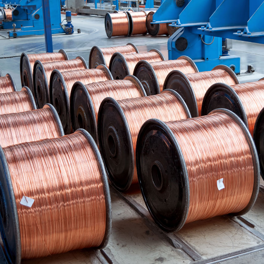 工場内の銅線ドラム