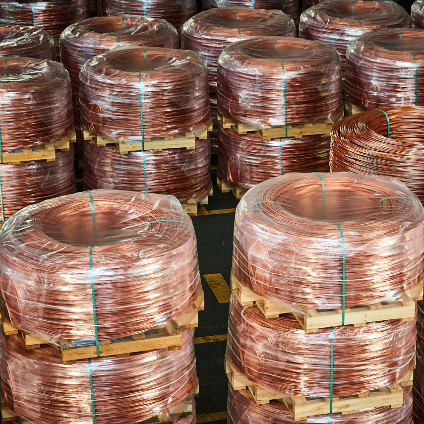 パレットに積まれた銅線コイル